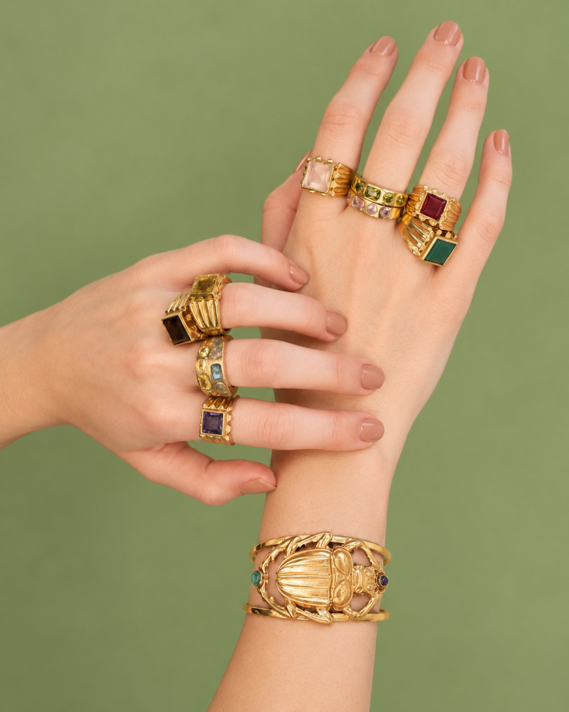 Mains portant une sélection de bijoux Vingt et une heures dix